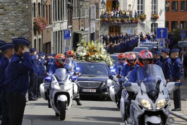 Funérailles d'Amaury Delrez: ses collègues policiers lui rendent hommage (direct vidéo) Funérailles d'Amaury Delrez: ses collègues policiers lui rendent hommage (direct vidéo)
