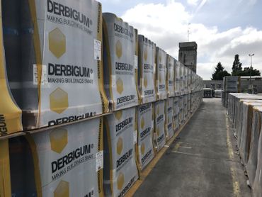 Des milliers de rouleaux de roofing sont stockés à l'extérieur en attendant leur livraison sur les chantiers. Des milliers de rouleaux de roofing sont stockés à l'extérieur en attendant leur livraison sur les chantiers.
