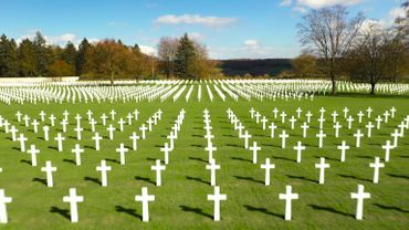 8000 soldats américains reposent ici. le cimetière d’Henri Chapelle conserve la mémoire de ces jeunes soldats américains tombés au combat. La plupart appartiennent à la première armée, celle qui a libéré la région le 11 septembre 1944. 8000 soldats américains reposent ici. le cimetière d’Henri Chapelle conserve la mémoire de ces jeunes soldats américains tombés au combat. La plupart appartiennent à la première armée, celle qui a libéré la région le 11 septembre 1944.
