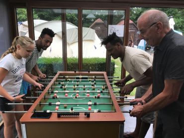 Cours de dessin, babyfoot, concerts... Pascal et Nicole ont tout prévu. Cours de dessin, babyfoot, concerts... Pascal et Nicole ont tout prévu.
