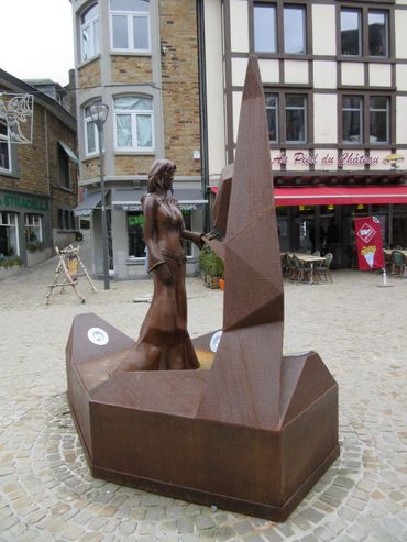 La statue de Berthe qui trône fièrement sur la place du Marché. La statue de Berthe qui trône fièrement sur la place du Marché.