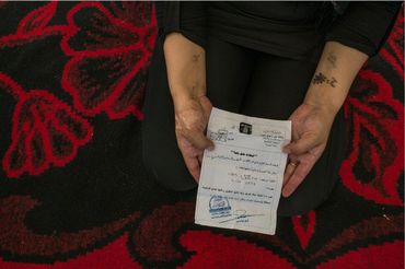 Une femme Yazidi de 25 ans a montré son " Certificat d’Emancipation " que lui avait remis le Libyen qui l’avait transformée en esclave. Il expliqua qu’il avait terminé son entrainement comme kamikaze et qu’il prévoyait de se faire exploser, et donc, la libérait.
Une femme Yazidi de 25 ans a montré son " Certificat d’Emancipation " que lui avait remis le Libyen qui l’avait transformée en esclave. Il expliqua qu’il avait terminé son entrainement comme kamikaze et qu’il prévoyait de se faire exploser, et donc, la libérait.