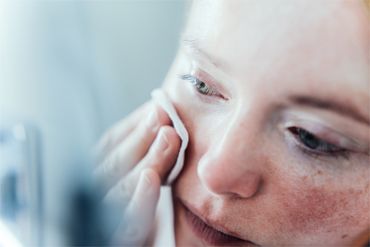 Moins de maquillage, plus de soins pour la peau. Moins de maquillage, plus de soins pour la peau.