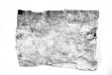 Il y a des inscriptions en grec et en latin gravés sur la tablette Il y a des inscriptions en grec et en latin gravés sur la tablette