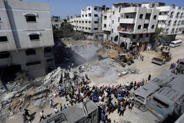 Débris de la maison visée par l'armée israélienne, dans laquelle ont péri la femme et l'enfant de Mohamed Deif Débris de la maison visée par l'armée israélienne, dans laquelle ont péri la femme et l'enfant de Mohamed Deif