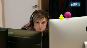 Roxane croule sous les propositions de travail depuis qu'elle est diplômée en informatique. Roxane croule sous les propositions de travail depuis qu'elle est diplômée en informatique.