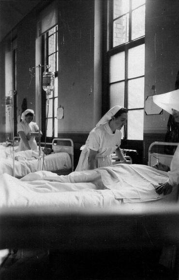 Lucy Deblon Marquet, étudiante, au chevet d'un patient. Lucy Deblon Marquet, étudiante, au chevet d'un patient.