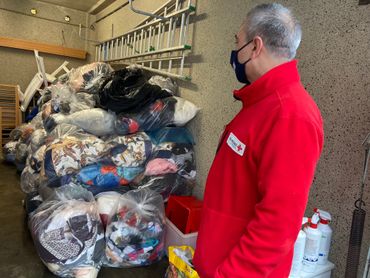 Amedeo Micelli devant le stock de vêtements "déclassés" Amedeo Micelli devant le stock de vêtements "déclassés"