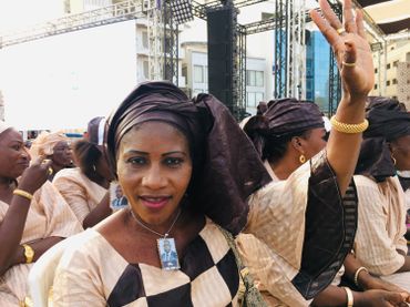 Une militante du président Macky Sall, lors d'un rassemblement politique dans le quartier populaire de Ngor, Dakar Une militante du président Macky Sall, lors d'un rassemblement politique dans le quartier populaire de Ngor, Dakar