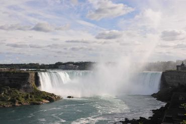 Aux chutes du Niagara Aux chutes du Niagara