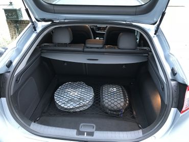 La batterie étant sous le coffre et la banquette arrière, le plancher est un peu plus haut. La batterie étant sous le coffre et la banquette arrière, le plancher est un peu plus haut.