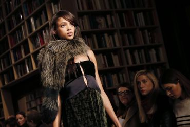 La fourrure se porte autour du cou chez Sonia Rykiel - Collection prêt-à-porter automne-hiver 2015-2016 La fourrure se porte autour du cou chez Sonia Rykiel - Collection prêt-à-porter automne-hiver 2015-2016