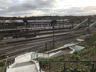 Depuis le parking qui surplombe la gare, on pourra bientôt accéder aux quais en évitant la passerelle. Depuis le parking qui surplombe la gare, on pourra bientôt accéder aux quais en évitant la passerelle.