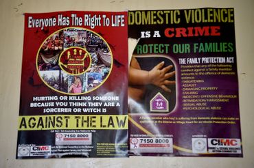 Affiche de prévention contre la violence domestique et les accusations de sorcellerie, dans un commissariat de police de Wabag (province d'Enga), le 20 novembre 2018 Affiche de prévention contre la violence domestique et les accusations de sorcellerie, dans un commissariat de police de Wabag (province d'Enga), le 20 novembre 2018