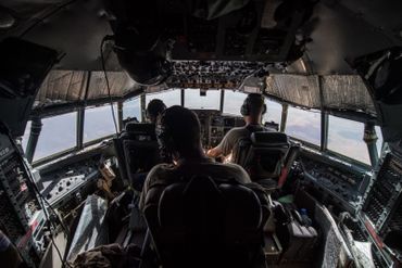 Dans le cockpit du C130, pilote, copilote et ingénieur de bord partagent une même passion pour le C130. Dans le cockpit du C130, pilote, copilote et ingénieur de bord partagent une même passion pour le C130.