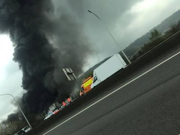 L'incendie au centre de recyclage Van Gansewinkel à Wandre vu depuis l'autoroute L'incendie au centre de recyclage Van Gansewinkel à Wandre vu depuis l'autoroute