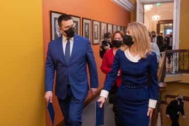 La nouvelle première ministre d'Estonie et le premier ministre sortant, Jüri Ratas , à Tallinn, le 25 janvier La nouvelle première ministre d'Estonie et le premier ministre sortant, Jüri Ratas , à Tallinn, le 25 janvier