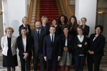 Le président Emmanueal Macron et son Premier ministre entourés des femmes du gouvernement. Le président Emmanueal Macron et son Premier ministre entourés des femmes du gouvernement.