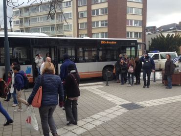 Un bus évacué lors de l'instauration du périmètre de sécurité. Un bus évacué lors de l'instauration du périmètre de sécurité.