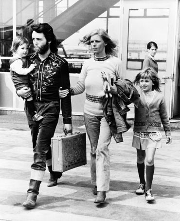Paul et Linda McCartney, et leurs deux enfants, à Londres, le 13 mai 1971 Paul et Linda McCartney, et leurs deux enfants, à Londres, le 13 mai 1971