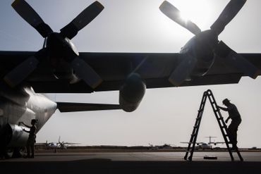 Préparatifs avant le dernier vol du C130 en mission internationale sur le tarmac de Gao. Préparatifs avant le dernier vol du C130 en mission internationale sur le tarmac de Gao.