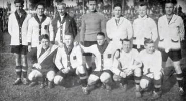L'équipe belge ayant affronté les USA. Hellemans, Braine, Goetinck (entr.), Badjou, Nouwens, Hoydonckx, De CLercq, Assis: Versijp, Voorhoof, Adams, Moeschal, DIddens. L'équipe belge ayant affronté les USA. Hellemans, Braine, Goetinck (entr.), Badjou, Nouwens, Hoydonckx, De CLercq, Assis: Versijp, Voorhoof, Adams, Moeschal, DIddens.