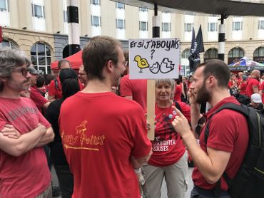 750 personnes participent à une marche pour la fermeture des abattoirs à Bruxelles 750 personnes participent à une marche pour la fermeture des abattoirs à Bruxelles