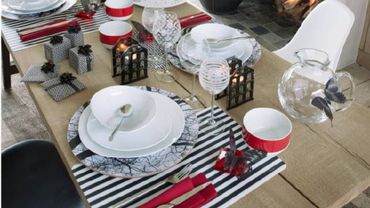 Table graphique ponctuée de motifs et d'une pointe de rouge Table graphique ponctuée de motifs et d'une pointe de rouge