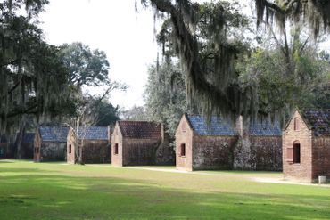 Au Boone Hall, on visite une ancienne plantation avec les maisons d'esclaves encore debout Au Boone Hall, on visite une ancienne plantation avec les maisons d'esclaves encore debout