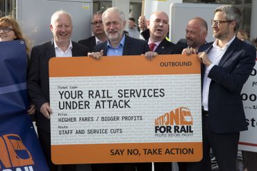 Jeremy Corbyn pour une re-nationalisation des chemins de fer, à Londres, en août 2016 Jeremy Corbyn pour une re-nationalisation des chemins de fer, à Londres, en août 2016