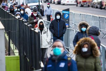 Des New-Yorkais font la file devant l'hôpital Elmhurst pour être testés au covid-19. Des New-Yorkais font la file devant l'hôpital Elmhurst pour être testés au covid-19.