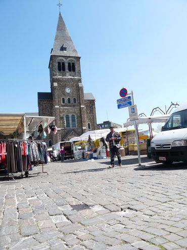 La place centrale d'Auvelais, un jour de marché La place centrale d'Auvelais, un jour de marché