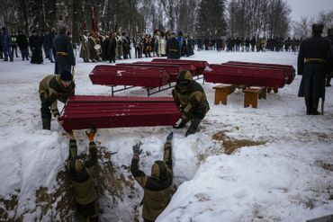 Cérémonie d'obsèques de soldats tsaristes et napoléoniens à Viazma, en Russie, ce 13 février 2021 Cérémonie d'obsèques de soldats tsaristes et napoléoniens à Viazma, en Russie, ce 13 février 2021