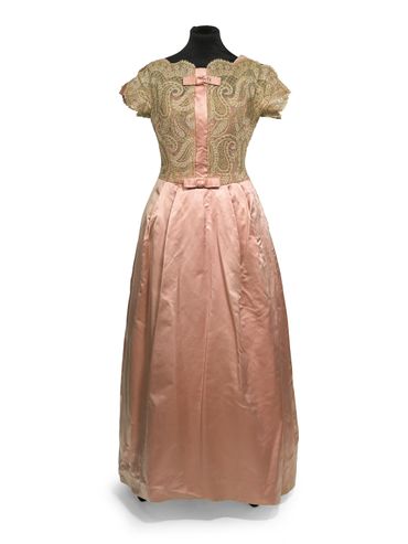 Robe du soir rose Victor Stiebel (1961) estimée entre 200 et 300 livres. Robe du soir rose Victor Stiebel (1961) estimée entre 200 et 300 livres.