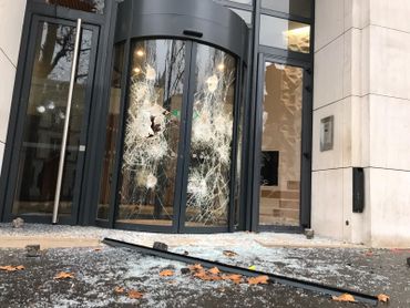 Des vitrines et entrées de bâtiments ont été endommagées. Des vitrines et entrées de bâtiments ont été endommagées.