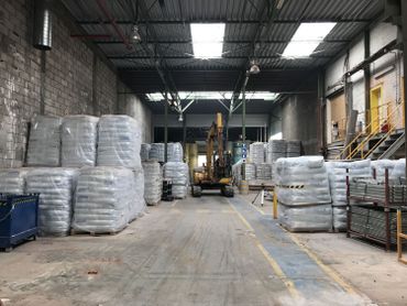 C'est dans ce long couloir où sont stockées les matières premières que la nouvelle ligne de production sera installée. C'est dans ce long couloir où sont stockées les matières premières que la nouvelle ligne de production sera installée.