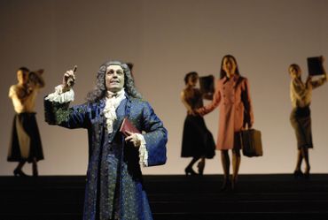 Lambert Wilson jouant une scène de Candide (opéra éponyme de Bernstein, tiré du Candide de Voltaire), en décembre 2006 Lambert Wilson jouant une scène de Candide (opéra éponyme de Bernstein, tiré du Candide de Voltaire), en décembre 2006