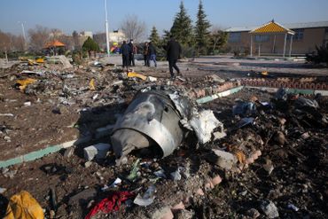L'un des moteurs du vol PS752 d'Ukraine International. Avec le reste de la carlingue cela devrait permettre aux experts internationaux de déterminer la cause exacte du crash survenu le 8 janvier dernier. L'un des moteurs du vol PS752 d'Ukraine International. Avec le reste de la carlingue cela devrait permettre aux experts internationaux de déterminer la cause exacte du crash survenu le 8 janvier dernier.