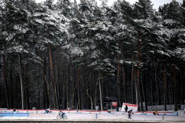 La neige s'est aussi invitée sur le terrain du cyclo-cross, comme à Lille (province d'Anvers) au Krawatencross ce 7 février La neige s'est aussi invitée sur le terrain du cyclo-cross, comme à Lille (province d'Anvers) au Krawatencross ce 7 février