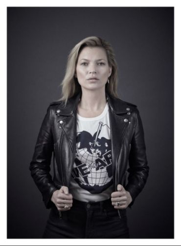 Kate Moss porte le t-shirt Save the Arctic. Kate Moss porte le t-shirt Save the Arctic.