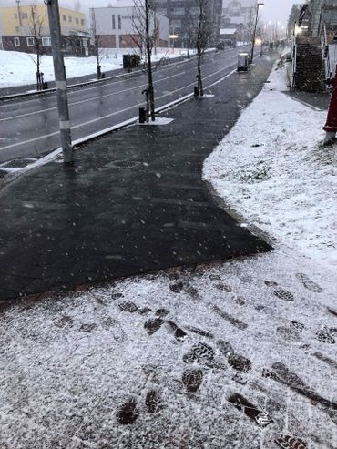 Pas très compliqué de deviner où débutent la route et les trottoirs qui sont chauffés Pas très compliqué de deviner où débutent la route et les trottoirs qui sont chauffés