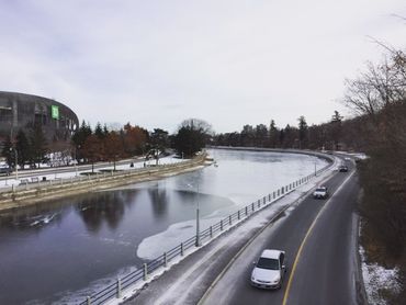 Le Canal Rideau au mois de novembre, partiellement gelé Le Canal Rideau au mois de novembre, partiellement gelé