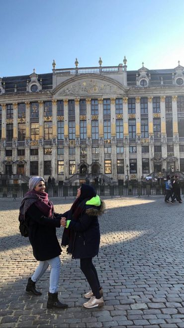 Abeer découvre la Grand-Place de Bruxelles Abeer découvre la Grand-Place de Bruxelles