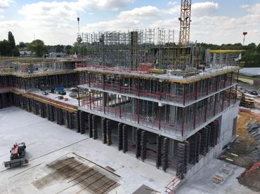 Vu son ampleur, les techniques traditionnelles utilisées par exemple pour la construction de maisons familiales sont abandonées au profit de techniques plus "industrielles": du béton coulé sur place ou des éléments préfabriqués. Vu son ampleur, les techniques traditionnelles utilisées par exemple pour la construction de maisons familiales sont abandonées au profit de techniques plus "industrielles": du béton coulé sur place ou des éléments préfabriqués.