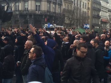 Selon plusieurs témoins sur place, ce seraient des militants d'extrême droite, ou à tendance nationaliste. Selon plusieurs témoins sur place, ce seraient des militants d'extrême droite, ou à tendance nationaliste.