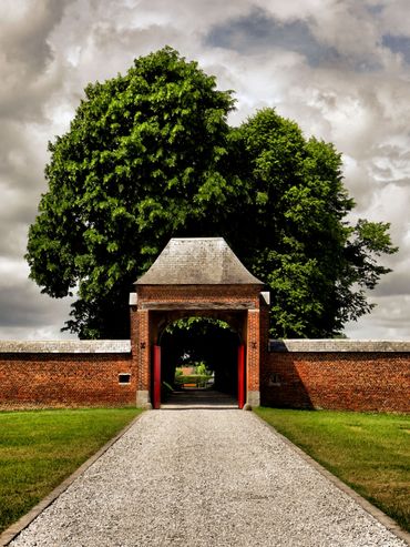 L'entrée poétique du Château de Fernelmont L'entrée poétique du Château de Fernelmont