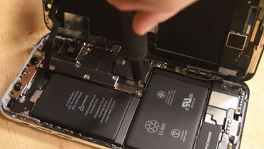 Le nouvel iPhone devrait disposer d'une batterie en L comme dans l'iPhone X. Le nouvel iPhone devrait disposer d'une batterie en L comme dans l'iPhone X.