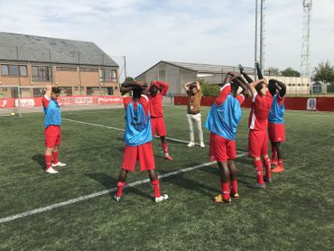 Le club met à disposition ses terrains d'entraînement, mais aussi des maillots, des ballons et des vestiaires. Le club met à disposition ses terrains d'entraînement, mais aussi des maillots, des ballons et des vestiaires.