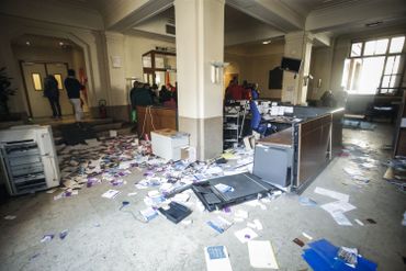 L'intérieur du ministère de la Justice après le passage des manifestants en colère. L'intérieur du ministère de la Justice après le passage des manifestants en colère.