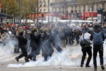 Les forces de l'ordre françaises ont eu recours dimanche à Paris à du gaz lacrymogène pour contenir plusieurs centaines de manifestants. Les forces de l'ordre françaises ont eu recours dimanche à Paris à du gaz lacrymogène pour contenir plusieurs centaines de manifestants.